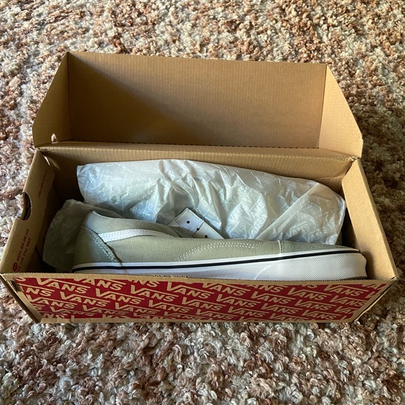 NWT Vans Old Skool in Desert Sage/True White Men’s size 11.5 - Picture 2 of 5